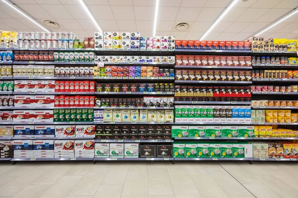 Voies Étagères Avec Des Produits Marchandises Intérieur Supermarché Italie Rome — Photo