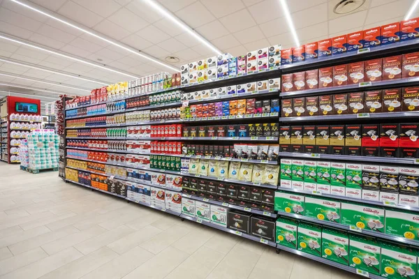 Roma, İtalya. 5 Aralık 2018: Roma 'da bir MA süpermarketinde rafların ve ürün ürünlerinin bulunduğu sokaklar. Raflardan bir duvarda birkaç paket kahve. Ön görünüm, tam arkaplan. 