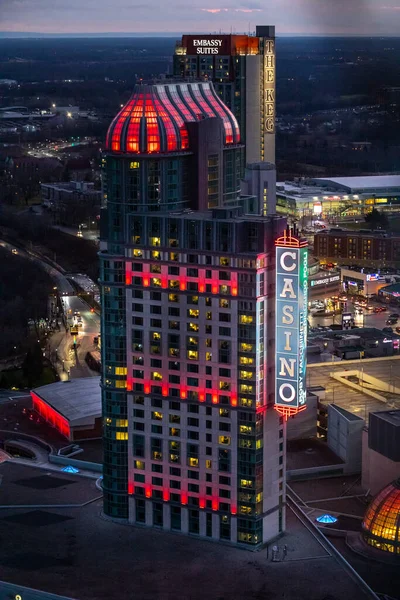 Niagara, Kanada. 28 Aralık 2018 'de kumarhane binası sarayında. Fıçı elçilik süitleri. Niagara Şelalesi, hava manzaralı. Gece ışıkları.