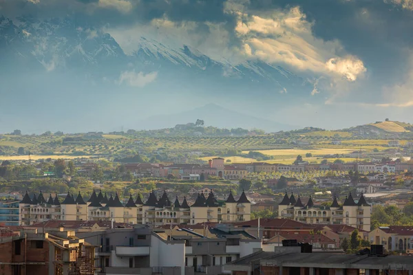 Idyllische Hügellandschaft Mit Häusern Und Wolkenverhangenem Himmel Bei Sonnenuntergang Montesilvano — Stockfoto