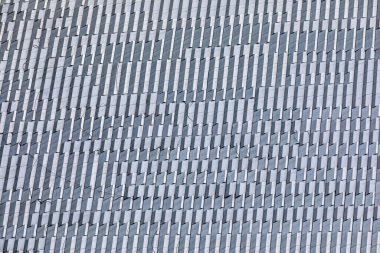 Tekrar eden dikdörtgen hücreli gökdelen duvarı soyut arkaplanı. Tekrarlanan dokusu olan metal gri renk.