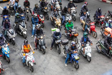 Bangkok, Pathumwan / Tayland - 22 Temmuz 2019: Birçok motosiklet yeşil ışık için trafik ışıklarında durdu. Tayland 'daki Bangkok metropolünde. Scooterlar yaygın olarak 