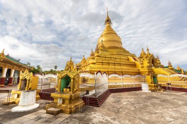Mandalay / Myanmar - 24 Temmuz 2019: Kuthodaw Pagoda, Mandalay bölgesindeki altın sarısı Budist dini yapı. Bulutlu gökyüzü.