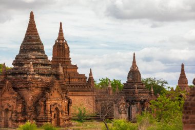 Budist pagoda tapınağı. Bagan, Myanmar. Dünyadaki en büyük ve yoğun din yoğunluğu Budist tapınakları, pagodalar, aptallar ve harabeler. Bulutlu gökyüzü.