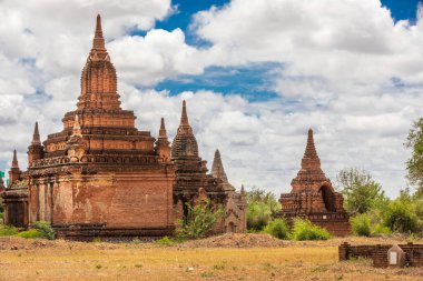 Budist pagoda tapınağı. Bagan, Myanmar. Dünyadaki en büyük ve yoğun din yoğunluğu Budist tapınakları, pagodalar, aptallar ve harabeler. Bulutlu mavi gökyüzü.