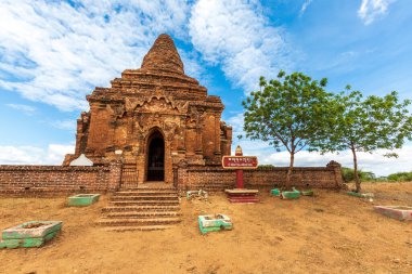Budist pagoda tapınağı. Bagan, Myanmar. Burma. Mandalay Bölgesi. Budist tapınaklarının, pagodaların, aptalların ve harabelerin dünyadaki en büyük ve yoğun yoğunlukta olduğu yerdir. Az bulutlu mavi gökyüzü.