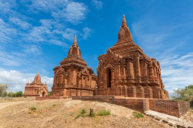 Budist pagoda tapınağı. Bagan, Myanmar. Burma. Mandalay Bölgesi. Budist tapınaklarının, pagodaların, aptalların ve harabelerin dünyadaki en büyük ve yoğun yoğunlukta olduğu yerdir. Mavi gökyüzü.