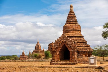 Budist pagoda tapınağı. Bagan, Myanmar. Burma. Mandalay Bölgesi. Budist tapınaklarının, pagodaların, aptalların ve harabelerin dünyadaki en büyük ve yoğun yoğunlukta olduğu yerdir. Az bulutlu mavi gökyüzü.