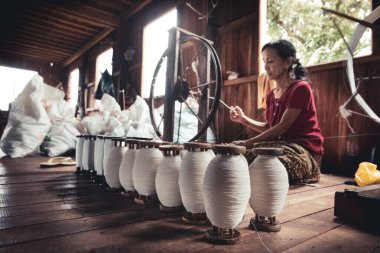 Nyaungshwe Kantonu, Myanmar. 30 Temmuz 2019: Kadın çalışıyor, yerde oturuyor, nilüfer ipliği. Inle gölü bölgesi dokuma endüstrisi ile ünlüdür.. 