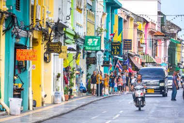 Phuket, Mueang / Tayland bölgesi. 3 Ağustos 2019: Phuket 'in tarihi merkezinde şehir hayatı, cadde ve kaldırımlar boyunca yürüyen renkli evler, vatandaşlar ve turistler. Scooterlar ve arabalar..