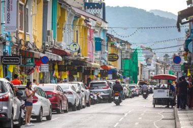 Phuket, Mueang / Tayland bölgesi. 3 Ağustos 2019: Phuket 'in tarihi merkezinde şehir hayatı, cadde ve kaldırımlar boyunca yürüyen renkli evler, vatandaşlar ve turistler. Scooterlar ve arabalar..