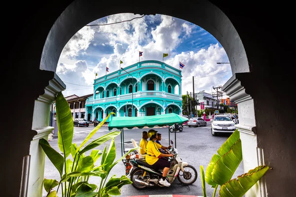 Phuket Districtul Mueang 2019年8月3日 普吉古城 蓝色建筑和城市生活 看拱门里面 在Dibuk路和Yaowarat路之间蓝天白云 Tuk Tuk摩托车 — 图库照片