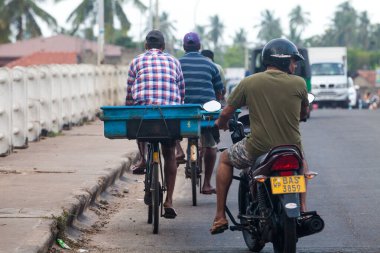 Negombo, Sri Lanka. 20 Temmuz 2016: Scooter 'lar sokaktaki balıkçı firmaları. Negombo, Colombo yakınlarındaki kasabalar, Sri Lanka 'nın başkenti..