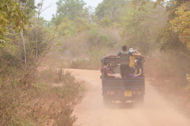 Minneriya, Sri Lanka. 21 Temmuz 2016: Minneriya Milli Parkı. Sri Lanka 'nın ünlü ulusal parkını ziyaret eden turistleri taşıyan bir cip. Bir araba vahşi hayvanları aramak için parka gider..