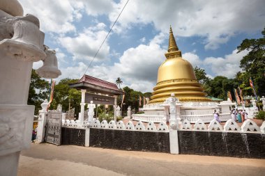 Dambulla, Sri Lanka. 22 Temmuz 2016: Dambulla, Sri Lanka 'da Altın Tapınak Barış Pagoda Stupa.