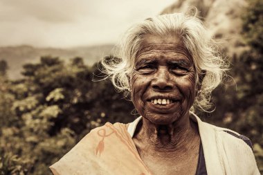 Ella, Sri Lanka. 27 Temmuz 2016: Gülümseyen yaşlı Hintli kadın. Yaşlı kırışıklıklar. Beyaz saçlar ve aşınmış dişler..