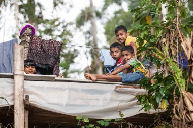 Ella, Sri Lanka. 27 Temmuz 2016: Bazı çocuklar Sri Lanka 'da Ella' daki ahşap bir yapıda dinleniyor. Çocuklar arasındaki arkadaşlık..