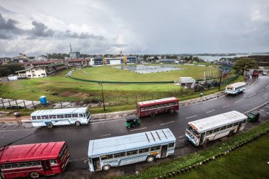 Galle, Sri Lanka. 1 Ağustos 2016: Uluslararası Kriket Stadyumu. Sri Lanka 'nın Galle şehrinde. Sokağa park etmiş otobüsler var..
