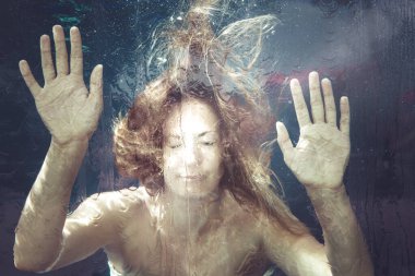 Suyun altındaki kadın. Genç bir kadın su yüzeyinde kapana kısıldı. Eller dinleniyor. Yaz hissi. Su altında..