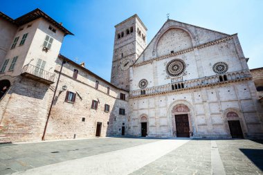 Assisi Katedrali. Kilisenin ön cephesi. İtalya. Assisi / İtalya. 07 Ağustos 2015: San Rufino 'ya ithaf edilmiştir (Assisi' li Rufinus), İtalya 'nın Assisi şehrinde Fransisken tarikatı tarihinde önemli bir yere sahiptir..