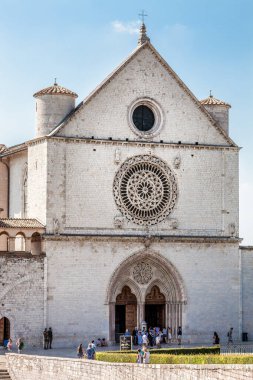 Assisi Katedrali. Kilisenin ön cephesi. İtalya. Assisi / İtalya. 07 Ağustos 2015: San Rufino 'ya ithaf edilmiştir (Assisi' li Rufinus), İtalya 'nın Assisi şehrinde Fransisken tarikatı tarihinde önemli bir yere sahiptir..