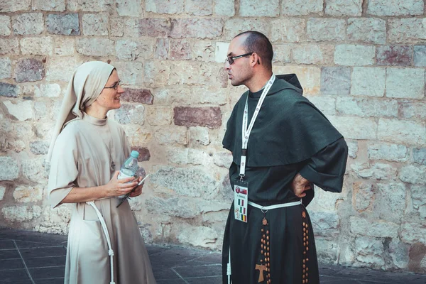 Rahibe Keşiş Konuşuyor Katolik Dini Assisi Talya Assisi Talya Ağustos — Stok fotoğraf