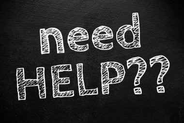 Yazılı tahtanın yardıma ihtiyacı var. Beyaz tebeşirle yazılmış bir soru..