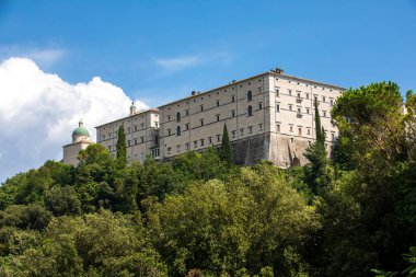 Montecassino Manastırı, Benedictine Manastırı. İtalya 'nın Lazio şehrinde, Montecassino' nun tepesinde. Lazio Müze Merkezi. İtalya 'nın en eski manastırı..