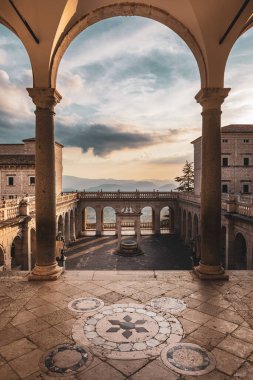 Montecassino Manastırı, ana merdivenden görüldü. Benedikt manastırı. Kemer ve panoramik teras. Tarihsel barok mimarisi.