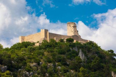 Rocca Janula kalesi. Cassino, İtalya. Yüzyılların kalesi. Rocca Janula, yüzyıllar boyunca San Benedetto topraklarının askeri merkeziydi. Montecassino Manastırı 'na yakın..