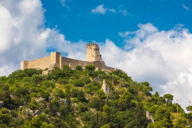 Rocca Janula kalesi. Cassino, İtalya. Yüzyılların kalesi. Rocca Janula, yüzyıllar boyunca San Benedetto topraklarının askeri merkeziydi. Montecassino Manastırı 'na yakın..