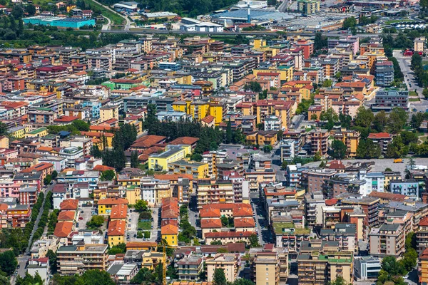Cassino / İtalya - 17 Ağustos 2019: Cassino 'nun İtalya' daki havadan görünüşü. Panorama ve manzara. İtalya 'nın orta kesimindeki Frosinone ilindeki belediye binası Lazio bölgesinin güney ucunda yer alıyor..