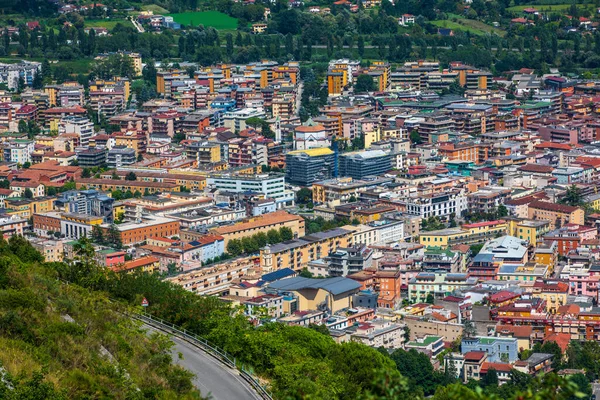 Cassino / İtalya - 17 Ağustos 2019: Cassino 'nun İtalya' daki havadan görünüşü. Panorama ve manzara. İtalya 'nın orta kesimindeki Frosinone ilindeki belediye binası Lazio bölgesinin güney ucunda yer alıyor..