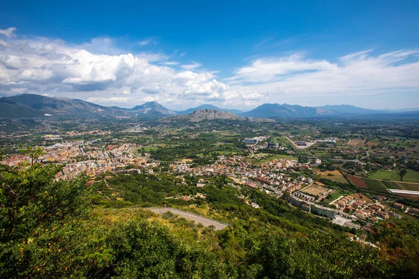 Cassino / İtalya - 17 Ağustos 2019: Cassino 'nun İtalya' daki havadan görünüşü. Panorama ve manzara. İtalya 'nın orta kesimindeki Frosinone ilindeki belediye binası Lazio bölgesinin güney ucunda yer alıyor..