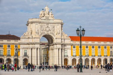 Lizbon, Portekiz. 4 Ocak 2019: Rua Augusta Zafer Kemeri Portekiz 'in Lizbon şehrinin tarihi merkezinde. Sokakta yürüyen insanlar. Bulutlu mavi gökyüzü.