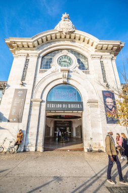 Lizbon, Portekiz. 4 Ocak 2019: Time Out Market Lisboa, Portekiz 'in Lizbon kentindeki Cais do Sodre şehrinde yer alan bir yemek salonu. Dış giriş detayları. Mavi gökyüzü.