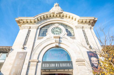 Lizbon, Portekiz. 4 Ocak 2019: Time Out Market Lisboa, Portekiz 'in Lizbon kentindeki Cais do Sodre şehrinde yer alan bir yemek salonu. Dış giriş detayları. Mavi gökyüzü.