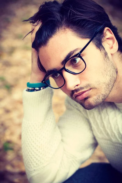 Retrato Cercano Joven Guapo Con Gafas Aire Libre Hombre Atractivo — Foto de Stock