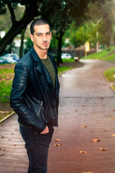 Retrato Hermoso Niño Aire Libre Parque Árboles Sendero Otoño Invierno — Foto de Stock