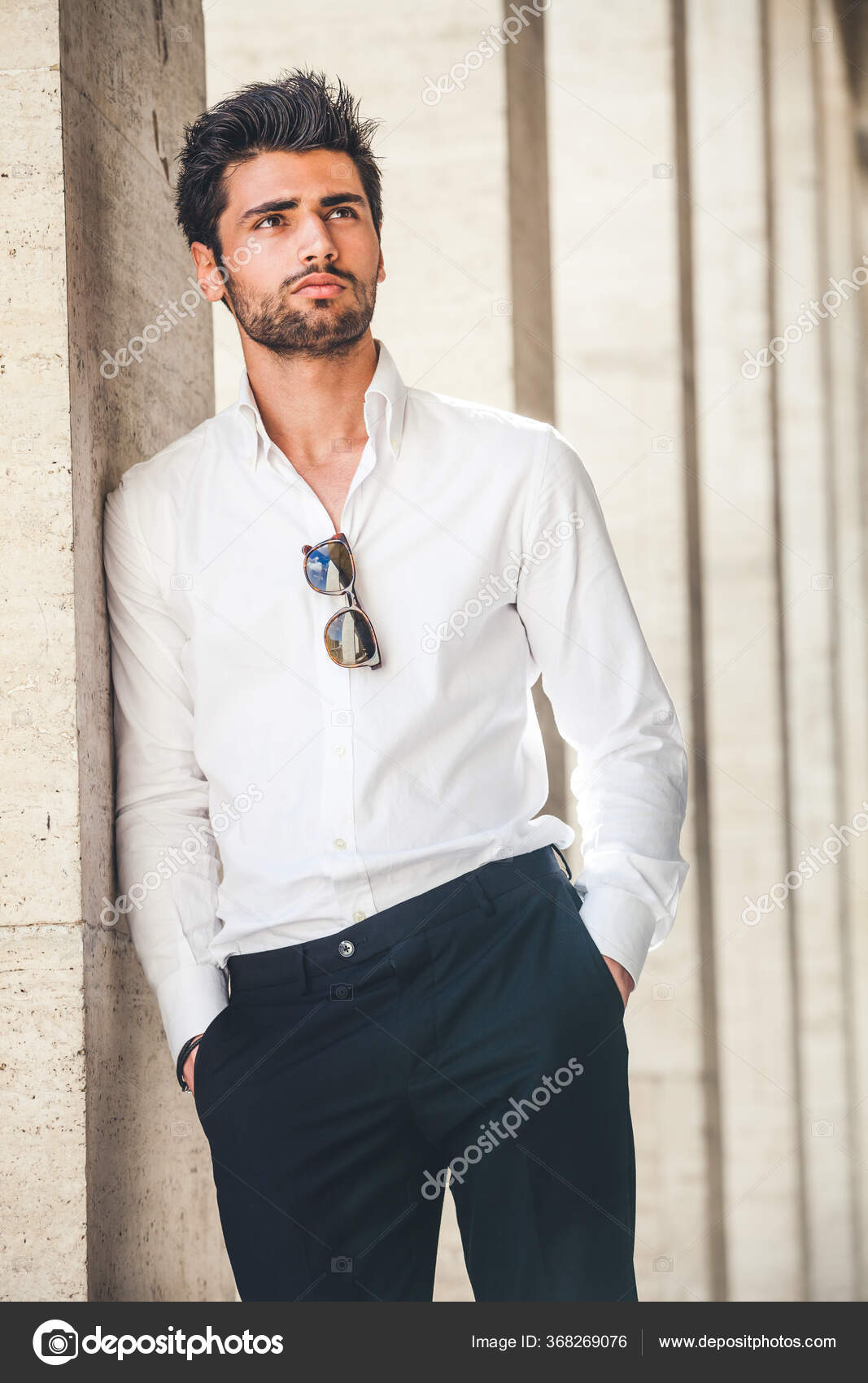 Retrato Joven Hombre Guapo Camisa Blanca Aire Libre Bonito Aspecto