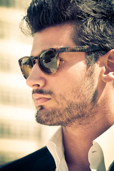 Guapo Atractivo Joven Aire Libre Estilo Encantador Con Gafas Sol — Foto de Stock