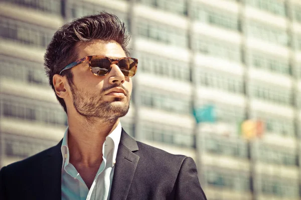 Hombre Negocios Guapo Con Gafas Sol Aire Libre Ciudad Encantador — Foto de Stock