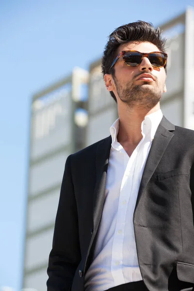 Hermoso Joven Con Una Barba Ligera Gafas Sol Chaqueta Negra — Foto de Stock