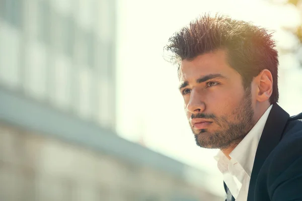 Joven Hombre Guapo Barbudo Peinado Actitud Esperanza Está Aire Libre — Foto de Stock