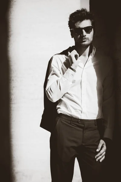 Cool Man Sunglasses White Shirt Twilight Leaning Wall Black White — Stock Photo, Image