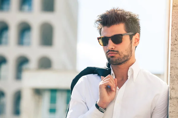 Encantador Moda Joven Con Gafas Sol Aire Libre Cerca Una — Foto de Stock