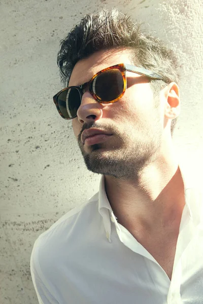 Hombre Hermoso Encantador Con Gafas Sol Aire Libre Luz Intensa — Foto de Stock