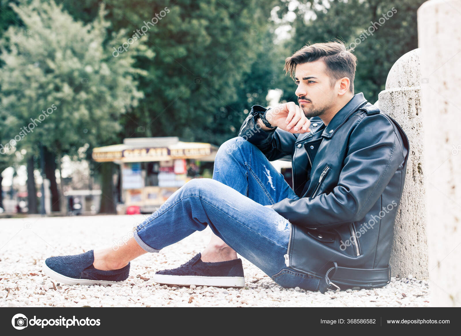 Bonito Jovem Lindo Sentado Livre Calça Jeans Jaqueta Couro Casuais fotos,  imagens de © angelocordeschi #368586582