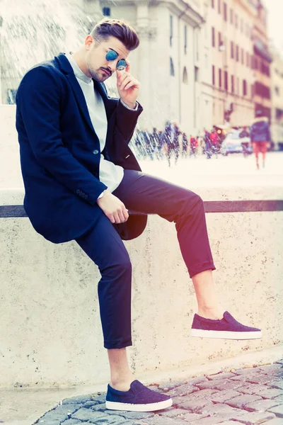 Guapo Hombre Moda Sentado Posando Una Pared Calle Ciudad Con — Foto de Stock