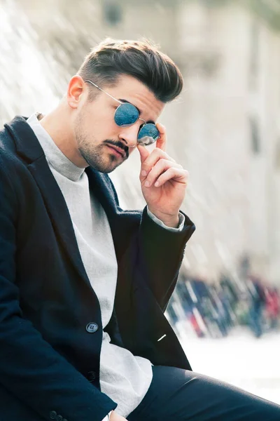 Hombre Guapo Elegante Con Gafas Sol Moderno Peinado Barba Exterior — Foto de Stock